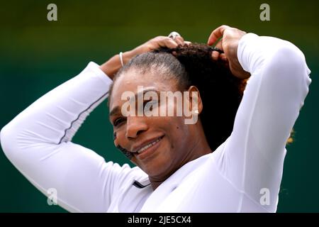 Serena Williams precede il campionato Wimbledon 2022 all'All England Lawn Tennis and Croquet Club, Wimbledon. Data foto: Sabato 25 giugno 2022. Foto Stock