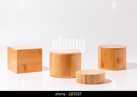Cubetti di legno e podi rotondi per la resentazione dei prodotti e la visualizzazione su tavola bianca Foto Stock