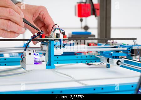 Assemblaggio della macchina da taglio laser CNC per le parti di apparecchiature mediche di precisione Foto Stock