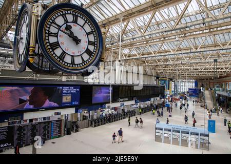 Londra, Regno Unito. 25th giugno 2022. La stazione di Waterloo era molto tranquilla a metà mattina il sabato di giugno. È il giorno 3 dell'azione di sciopero che interessa la rete ferroviaria. Credit: Karl Black/Alamy Live News Foto Stock