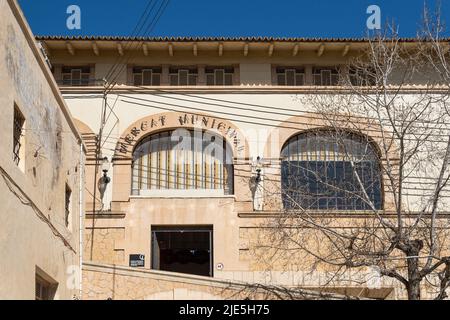 Felanitx, Spagna; aprile 07 2022: Facciata principale dell'edificio storico che ospita il mercato comunale nella città di Maiorca di Felanitx, Spagna Foto Stock