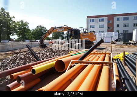 La società immobiliare quotata Samhällsbyggnadsbolaget (FFS Norden). Un escavatore durante i lavori di costruzione di nuovi edifici di appartamenti. Foto Stock