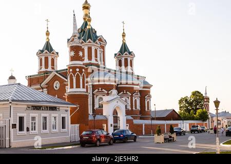 Kolomna, Russia - 9 giugno 2022: Cattedrale di Esaltazione della Santa Croce del Monastero di Uspenskiy Brusenskiy nel Cremlino di Kolomna, in via Lazhechnikova, nella vecchia Ko Foto Stock