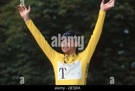 Parigi, Germania. 30th giugno 2017. Esattamente 25 anni fa, Jan Ullrich ha vinto il Tour de France France, vittoria storica, icona dello sport in Germania firo: Tour de France 1997 vincitore della cerimonia di premiazione del tour nella maglia gialla Jan Ullrich Team Telekom a Parigi Credit: dpa/Alamy Live News Foto Stock