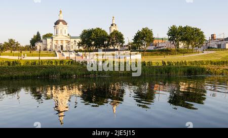 Kolomna, Russia - 9 giugno 2022: Vista della Chiesa di Michael Archangel sulla riva del fiume Kolomenka nella città vecchia di Kolomna in serata estiva Foto Stock