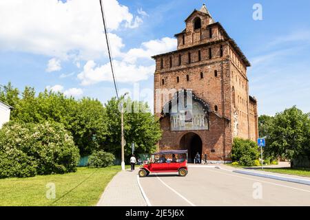 Kolomna, Russia - 10 giugno 2022: Auto turistica e vista della Torre Pyatnitskaya cancello principale del Cremlino di Kolomna dal Cremlino nella città vecchia di Kolomna su somma di sole Foto Stock