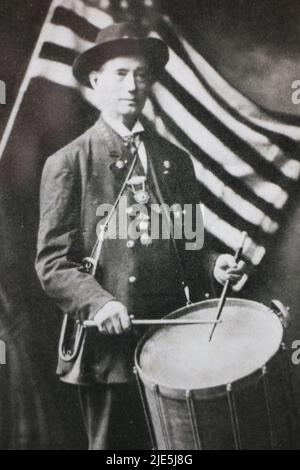 Fotografia vintage in bianco e nero di un soldato maschio adulto in piedi di fronte alla bandiera di Betsy Ross e batterne il tamburo. Foto Stock
