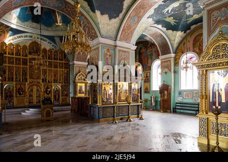 Kolomna, Russia - 10 giugno 2022: All'interno della Chiesa dell'icona della Madre di Dio di Tikhvin del Cremlino di Kolomna nella città vecchia di Kolomna Foto Stock