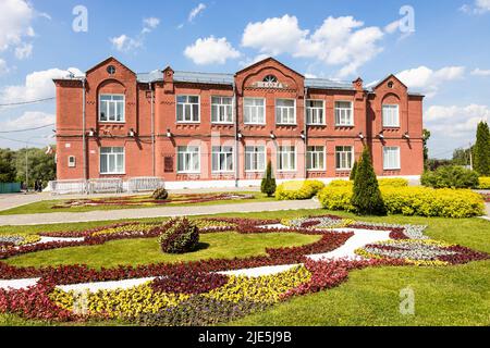 Kolomna, Russia - 10 giugno 2022: Edificio della scuola 3 costruito nel 19th secolo sulla Piazza della Cattedrale (Sobornaya) del Cremlino di Kolomna nella città vecchia di Kolomna Foto Stock