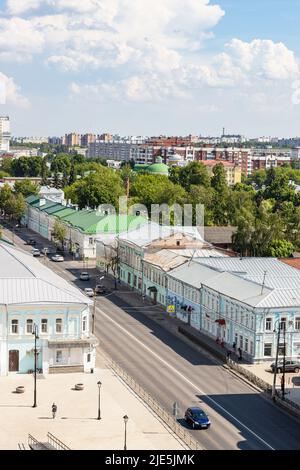 Kolomna, Russia - 10 giugno 2022: Sopra la vista della strada della Rivoluzione d'Ottobre nella città vecchia di Kolomna il giorno d'estate dalla chiesa campanile di San Giovanni l'Evang Foto Stock