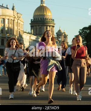 San Pietroburgo, Russia. 24th giugno 2022. La gente festeggia il festival Scarlet Sails, che segna la laurea scolastica a San Pietroburgo, Russia, 24 giugno 2022. Credit: Irina Motina/Xinhua/Alamy Live News Foto Stock