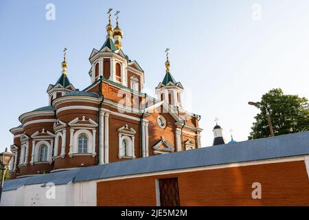 Esaltazione di Santa Croce Cattedrale di Uspenskiy Brusenskiy Monastero nel Cremlino di Kolomna nella città vecchia di Kolomna la sera d'estate Foto Stock