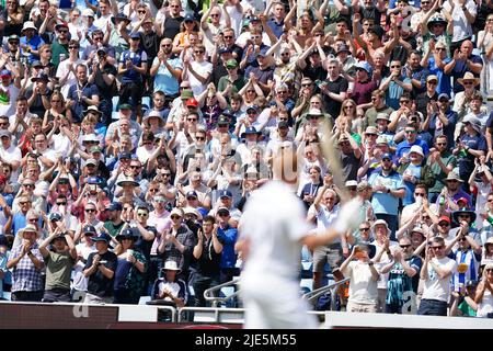 La folla applaude il Jonny Bairstow inglese mentre lascia il campo dopo essere stato bowled fuori durante il terzo giorno del terzo LV= Insurance Test Series Match allo stadio Emerald Headingley di Leeds. Data foto: Sabato 25 giugno 2022. Foto Stock