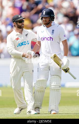 Il Kane Williamson (a sinistra) della Nuova Zelanda scuote Jonny Bairstow dell'Inghilterra dopo essere stato bowled fuori durante il terzo giorno del terzo LV= Insurance Test Series Match allo stadio Emerald Headingley di Leeds. Data foto: Sabato 25 giugno 2022. Foto Stock