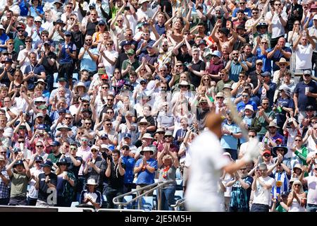 La folla applaude il Jonny Bairstow inglese mentre lascia il campo dopo essere stato bowled fuori durante il terzo giorno del terzo LV= Insurance Test Series Match allo stadio Emerald Headingley di Leeds. Data foto: Sabato 25 giugno 2022. Foto Stock