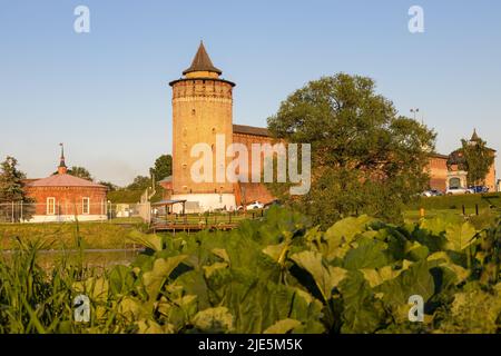 Vista della torre Marinkina nell'antico Cremlino di Kolomna dal lungofiume di Kolomenka nella città vecchia di Kolomna al tramonto estivo Foto Stock