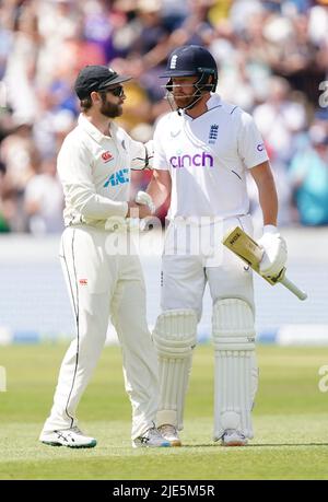 Il Kane Williamson (a sinistra) della Nuova Zelanda scuote Jonny Bairstow dell'Inghilterra dopo essere stato bowled fuori durante il terzo giorno del terzo LV= Insurance Test Series Match allo stadio Emerald Headingley di Leeds. Data foto: Sabato 25 giugno 2022. Foto Stock