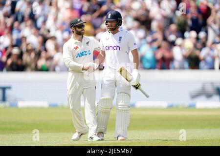 Il Kane Williamson (a sinistra) della Nuova Zelanda scuote Jonny Bairstow dell'Inghilterra dopo essere stato bowled fuori durante il terzo giorno del terzo LV= Insurance Test Series Match allo stadio Emerald Headingley di Leeds. Data foto: Sabato 25 giugno 2022. Foto Stock