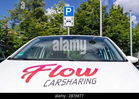 Sedile per il trasporto a flusso Mii elettrico al parcheggio per i veicoli per il trasporto in carsharing Foto Stock