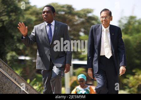 Il Presidente dello Zambia Hakainde Hichilema (a sinistra) arriva per il ritiro dei leader ai margini del Commonwealth Capi di Governo alla Intare Conference Arena di Kigali, Ruanda. Data foto: Sabato 25 giugno 2022. Foto Stock