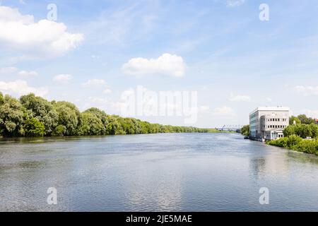 Vista sul fiume Moskva con il lungomare nella città di Kolomna in soleggiata giornata estiva Foto Stock