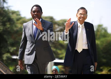 Il Presidente dello Zambia Hakainde Hichilema (a sinistra) arriva per il ritiro dei leader ai margini del Commonwealth Capi di Governo alla Intare Conference Arena di Kigali, Ruanda. Data foto: Sabato 25 giugno 2022. Foto Stock