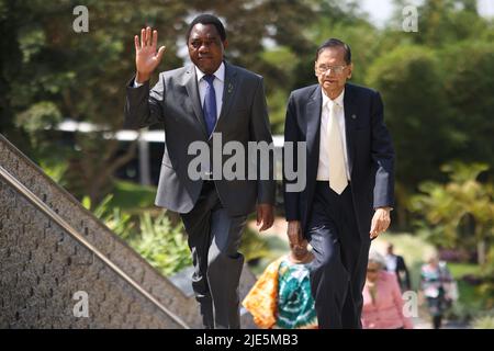 Il Presidente dello Zambia Hakainde Hichilema (a sinistra) arriva per il ritiro dei leader ai margini del Commonwealth Capi di Governo alla Intare Conference Arena di Kigali, Ruanda. Data foto: Sabato 25 giugno 2022. Foto Stock