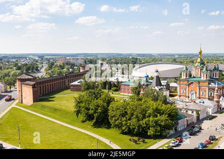 Sopra la vista delle mura e della Torre del Cremlino di Kolomna e di via Lazhechnikova con il Monastero di Uspenskiy Brusenskiy nella città vecchia di Kolomna il giorno d'estate da BE Foto Stock