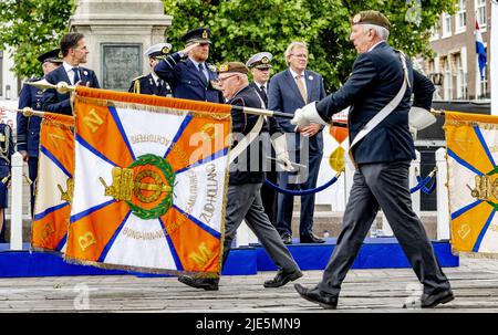 2022-06-25 13:59:26 L'AIA - primo Ministro Mark Rutte e re Willem-Alexander durante la Giornata olandese dei Veterani durante la defile. Durante questo tributo agli oltre 100.000 veterani olandesi, il re dà un discorso e presenta diciotto iscrizioni a bandiera a unità delle forze armate che si sono distinte durante la battaglia in Afghanistan. ANP ROBIN UTRECHT paesi bassi fuori - belgio fuori Foto Stock