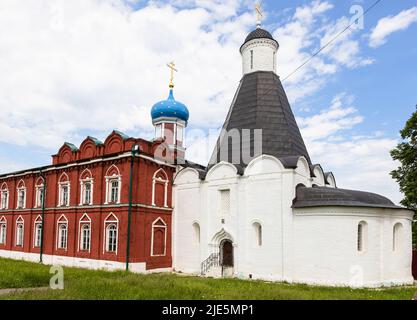 Tenda Chiesa dell'Assunzione della Beata Vergine Maria nel Monastero di Uspensky Brusensky nel Cremlino di Kolomna nella città vecchia di Kolomna nella soleggiata giornata estiva Foto Stock