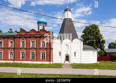 Vista frontale della Chiesa della tenda dell'Assunzione della Beata Vergine Maria nel Monastero di Uspensky Brusensky nel Cremlino di Kolomna, nella città vecchia di Kolomna, al sole Foto Stock