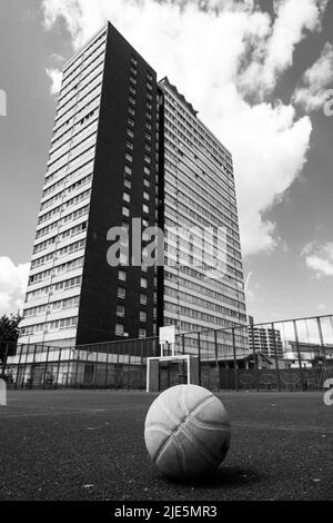 Torre vuota - Dennison Point on the Carpenters Estate, Stratford, Newham, destinato allo sviluppo, Londra 2022 Foto Stock