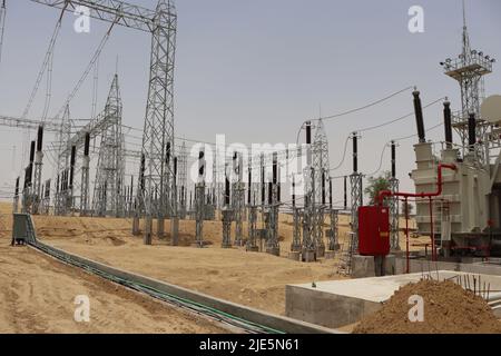 220 KV Switchyard e sala di controllo principale nel sito solare da 320 MW Foto Stock