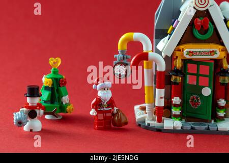 Giocattolo di Capodanno. Casa d'inverno di Babbo Natale. Dettagli mattone costruttore LEGO. Storia di Natale e minifigure. Sfondo del concetto di artigianato per bambini. Kiev, Ucraina - 23 febbraio 2022 Foto Stock