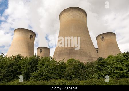 Torri di raffreddamento - la centrale elettrica di Drax, una grande centrale elettrica a biomassa nel North Yorkshire, Inghilterra, Regno Unito. Foto Stock