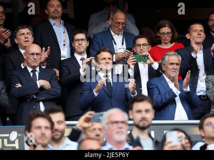 Presidente della Federazione francese di rugby FFR Bernard Laporte, Presidente francese Emmanuel Macron, Presidente della Lega francese di rugby LNR Rene Bouscatel, al di sopra del Presidente di Canal Plus Maxime Saada durante il campionato francese Top 14 finale di rugby incontro tra Castres Olympique (CO) e Montpellier Herault Rugby (MHR) il 24 giugno, 2022 a Stade de France a Saint-Denis vicino a Parigi, Francia - Foto Jean Catuffe / DPPI Foto Stock