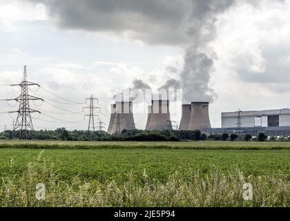 Il paesaggio della centrale elettrica di Drax, le torri di raffreddamento e il vapore in aumento visto da un campo vicino nel North Yorkshire, Inghilterra, Regno Unito. Foto Stock