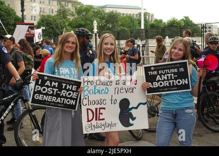 I manifestanti di entrambe le parti del dibattito sull'aborto si sono riuniti alla Corte Suprema degli Stati Uniti quando hanno rovesciato Roe contro Wade il 24 giugno 2022. Foto Stock