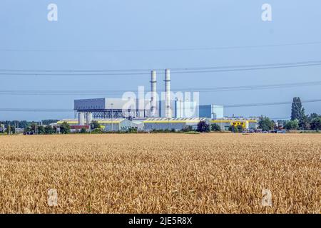 Damhead Creek Power Station sull'isola di Grain, Kent, Inghilterra, Regno Unito, Gran Bretagna - 2021. Visualizza dal campo. Foto Stock