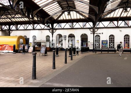 Stazione ferroviaria di Brighton, Brighton, East Sussex, Regno Unito. Una stazione ferroviaria di Brighton scarsamente popolata il sabato a pranzo è solitamente molto affollata dai visitatori del fine settimana, a causa dell'azione industriale intrapresa dai membri dell'Unione RMT. Nessuna linea picket visibile. 25th giugno 2022. David Smith/Alamy News Foto Stock