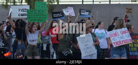 Las Vegas, Nevada, USA. 24th giugno 2022. La gente marcia attraverso le strade per protestare contro il rovesciamento di Roe v Wade nel centro di Las Vegas, Nevada, il 24 giugno 2022. Credit: Dee CEE carter/Media Punch/Alamy Live News Foto Stock