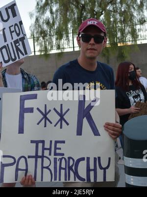 Las Vegas, Nevada, USA. 24th giugno 2022. La gente marcia attraverso le strade per protestare contro il rovesciamento di Roe v Wade nel centro di Las Vegas, Nevada, il 24 giugno 2022. Credit: Dee CEE carter/Media Punch/Alamy Live News Foto Stock