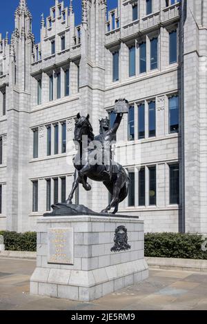 la statua di robert il bruce fuori del college marischal parte dell'università di aberdeen ora ospita il consiglio comunale di aberdeen scozia Foto Stock