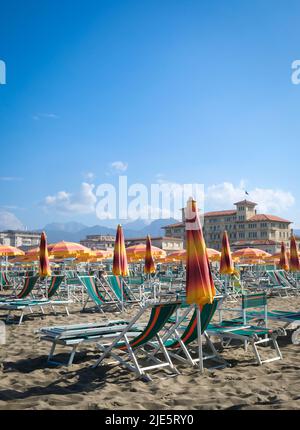 Ombrelloni colorati da spiaggia e architettura IC di classe di Viareggio, Italia con spazio negativo per la copia. Foto Stock