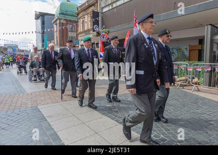 Southend on Sea, Regno Unito. 25th giugno 2022. Veterans marcia sulla parata. La sfilata del giorno delle forze armate e il servizio all'aperto nella High Street, Southend. Penelope Barritt/Alamy Live News Foto Stock