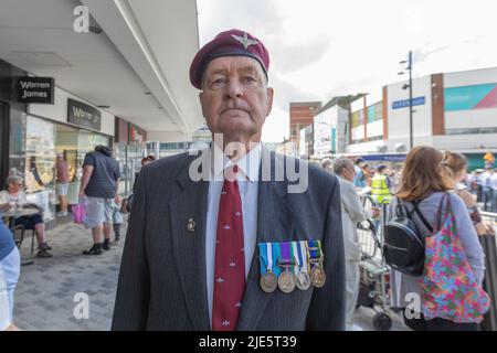 Southend on Sea, Regno Unito. 25th giugno 2022. Veterans marcia sulla parata. La sfilata del giorno delle forze armate e il servizio all'aperto nella High Street, Southend. Penelope Barritt/Alamy Live News Foto Stock