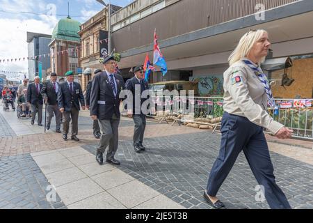 Southend on Sea, Regno Unito. 25th giugno 2022. Veterans marcia sulla parata. La sfilata del giorno delle forze armate e il servizio all'aperto nella High Street, Southend. Penelope Barritt/Alamy Live News Foto Stock