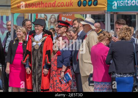 Southend on Sea, Regno Unito. 25 giugno 2022. Un gruppo di persone, tra cui il sindaco in abiti cerimoniali e catene, si posa di fronte a una tenda promozionale per visitare Southend durante un evento pubblico. L'incontro include funzionari locali, rappresentanti d'affari e membri della comunità, mettendo in evidenza l'orgoglio civico e la promozione turistica a Southend-on-Sea. La sfilata del giorno delle forze armate e il servizio all'aperto a High Street, Southend. Penelope Barritt/Alamy Live News Foto Stock