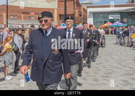 Southend on Sea, Regno Unito. 25th giugno 2022. Veterans marcia sulla parata. La sfilata del giorno delle forze armate e il servizio all'aperto nella High Street, Southend. Penelope Barritt/Alamy Live News Foto Stock