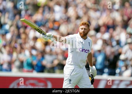 Jonny Bairstow, in Inghilterra, si comporta alla folla mentre lascia il campo dopo essere stato bowled fuori durante il terzo giorno del terzo LV= Insurance Test Series Match allo stadio Emerald Headingley di Leeds. Data foto: Sabato 25 giugno 2022. Foto Stock